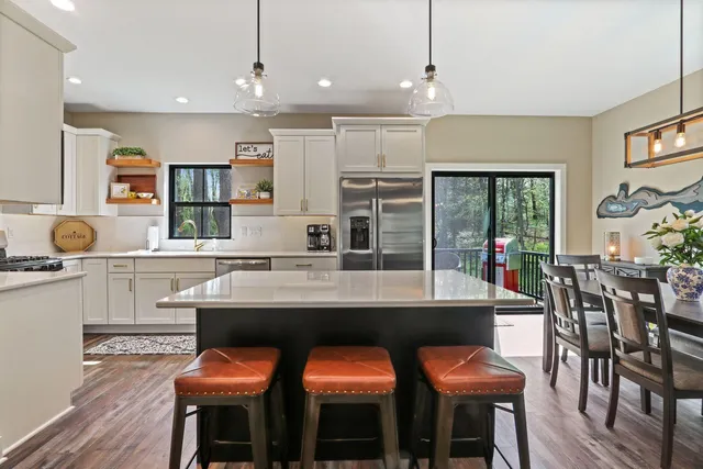 $624,900 | 787 Odsila Way, Fontana, WI 53125