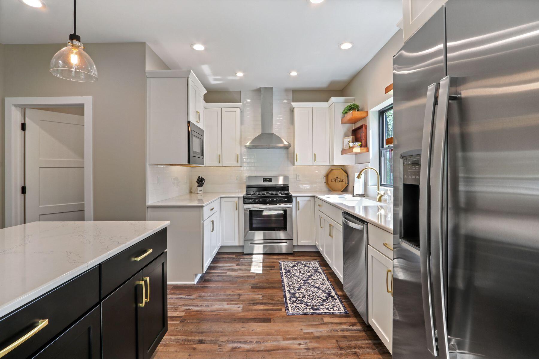 787 Odsila Way Fontana, WI 53125 - Photo 10 of 26 Gorgeous Kitchen