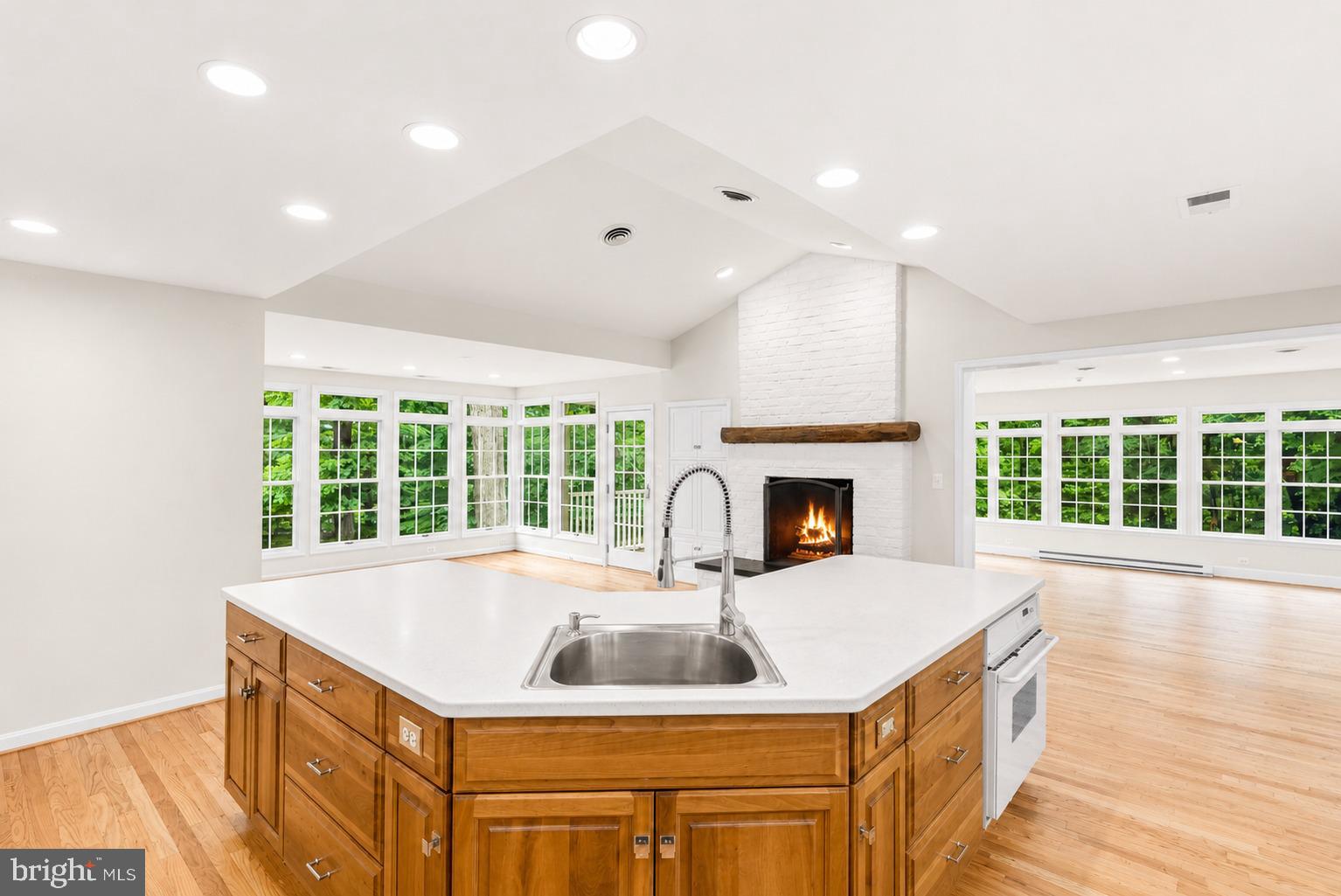 15720 Comus Road Clarksburg, MD 20871 - Photo 7 of 68 Kitchen opens to family Rm and Morning Rm.