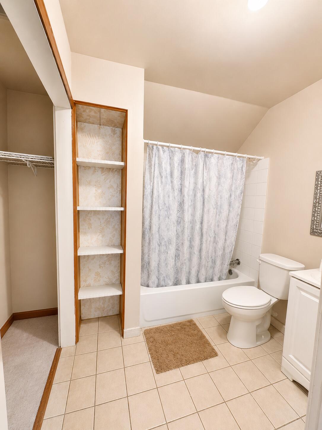 1522 South 15th Street Milwaukee, WI 53204 - Photo 22 of 53 duplex upper bath