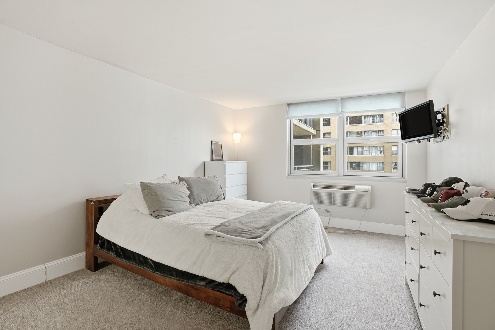 6147 North Sheridan Road, Unit 18B Chicago, IL 60660 - Photo 12 of 30 Gallery Image 12