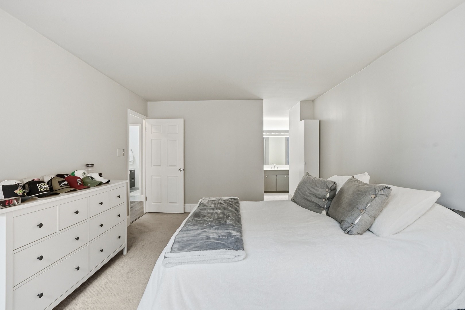 6147 North Sheridan Road, Unit 18B Chicago, IL 60660 - Photo 13 of 30 Gallery Image 13