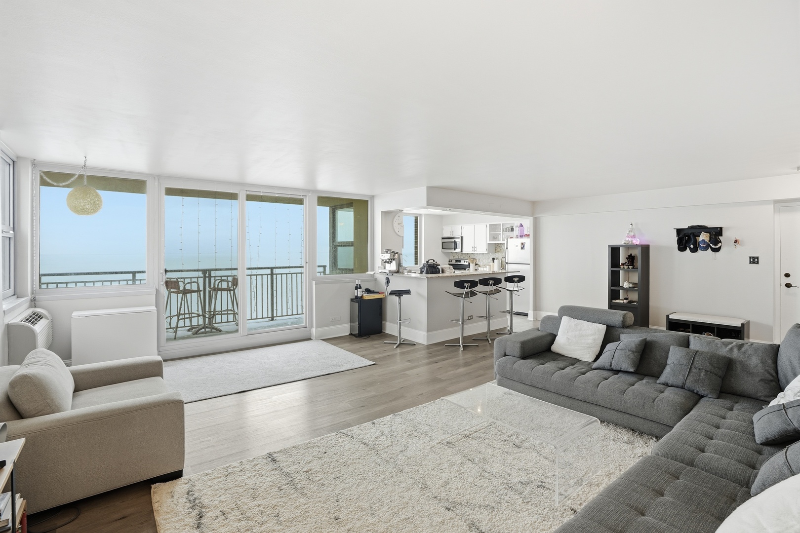 6147 North Sheridan Road, Unit 18B Chicago, IL 60660 - Photo 2 of 30 Gallery Image 2