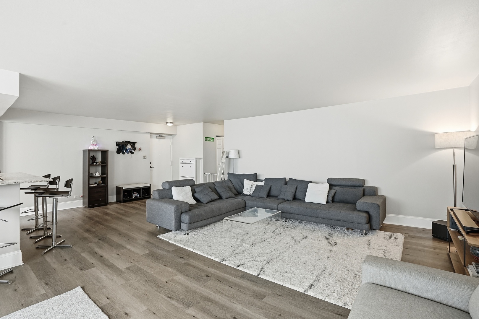 6147 North Sheridan Road, Unit 18B Chicago, IL 60660 - Photo 3 of 30 Gallery Image 3
