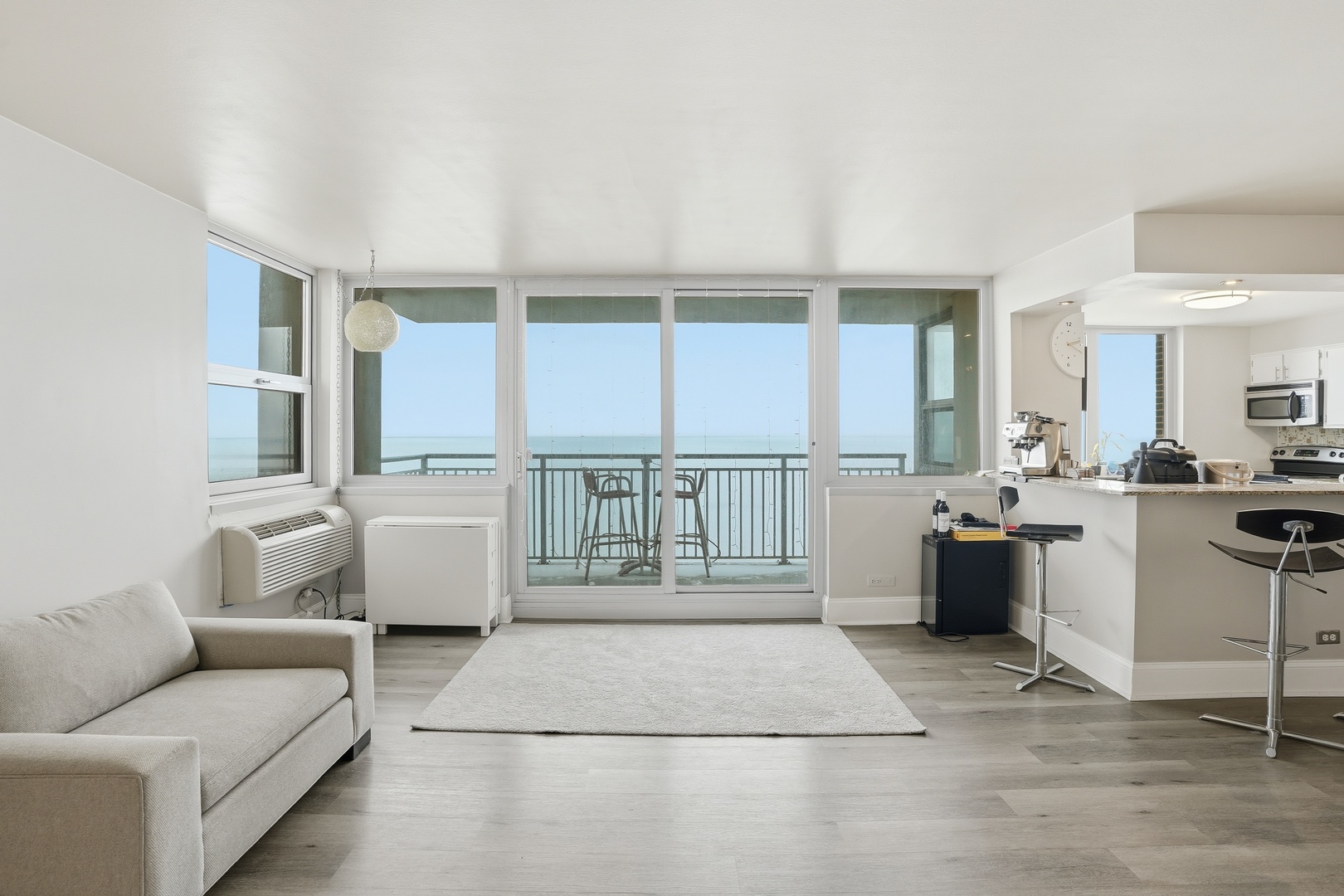 6147 North Sheridan Road, Unit 18B Chicago, IL 60660 - Photo 4 of 30 Gallery Image 4