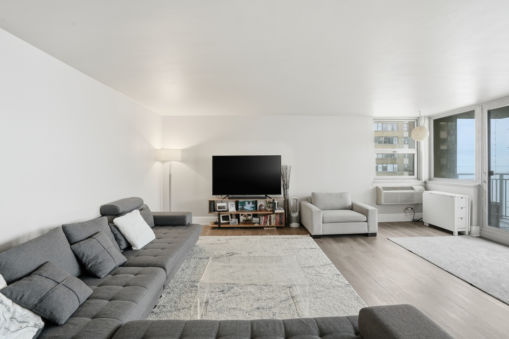 6147 North Sheridan Road, Unit 18B Chicago, IL 60660 - Photo 6 of 30 Gallery Image 6