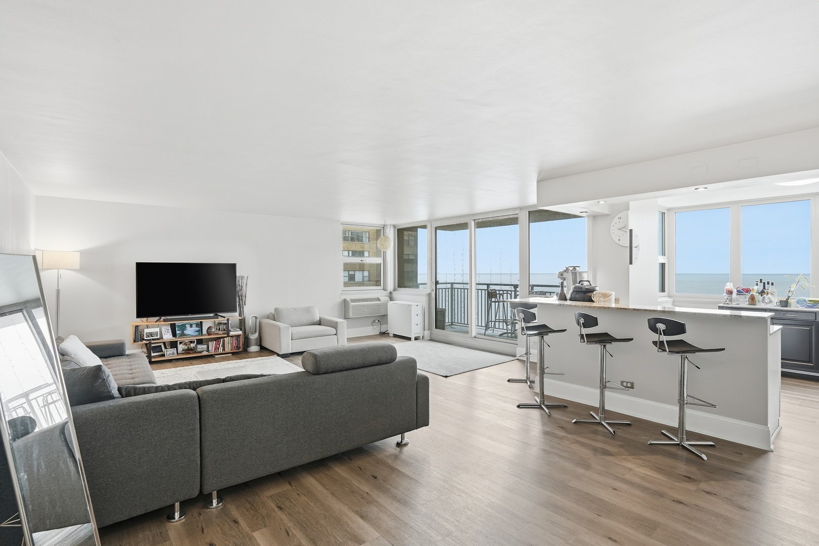 6147 North Sheridan Road, Unit 18B Chicago, IL 60660 - Photo 6 of 31