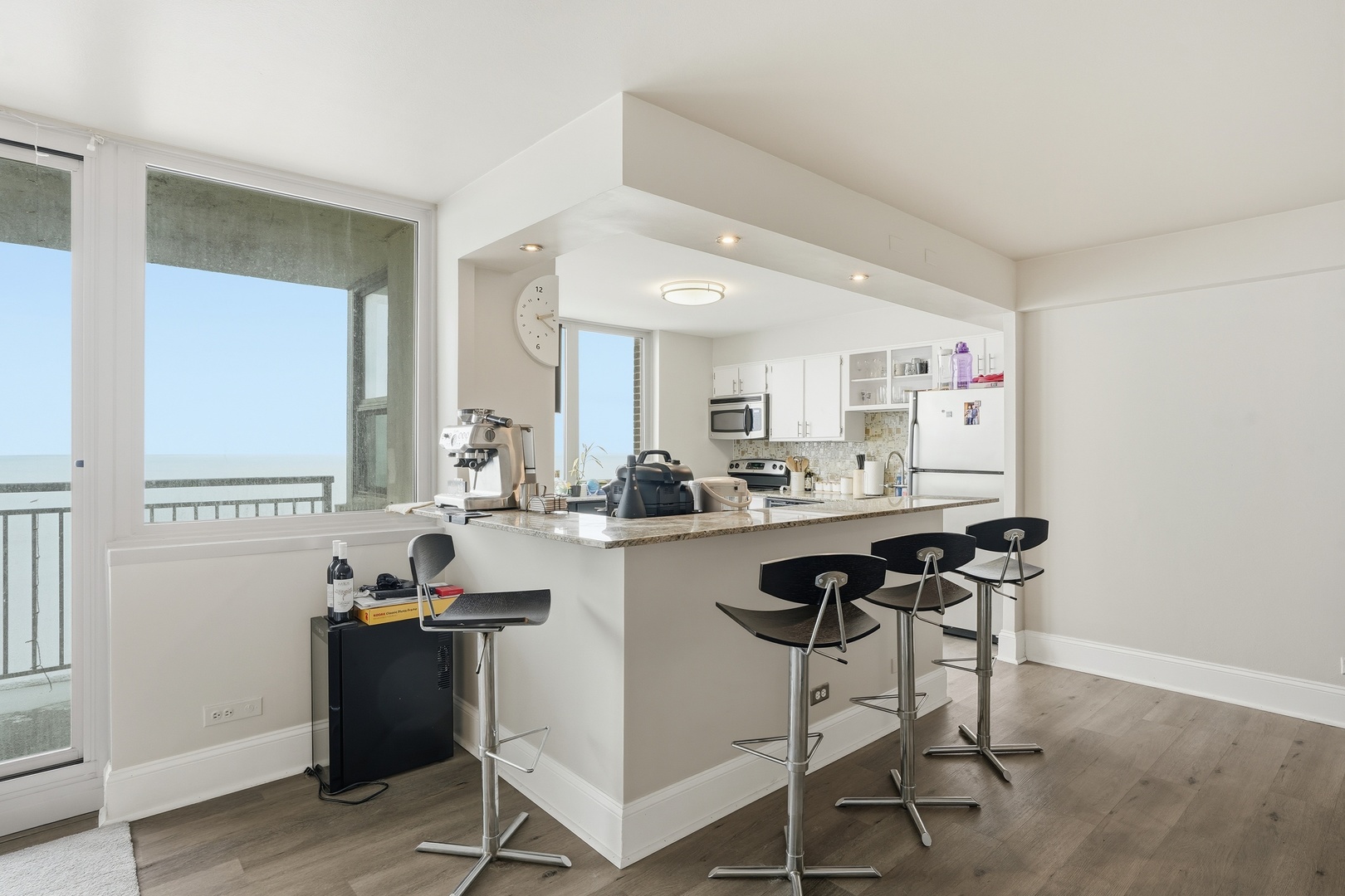 6147 North Sheridan Road, Unit 18B Chicago, IL 60660 - Photo 7 of 30 Gallery Image 7