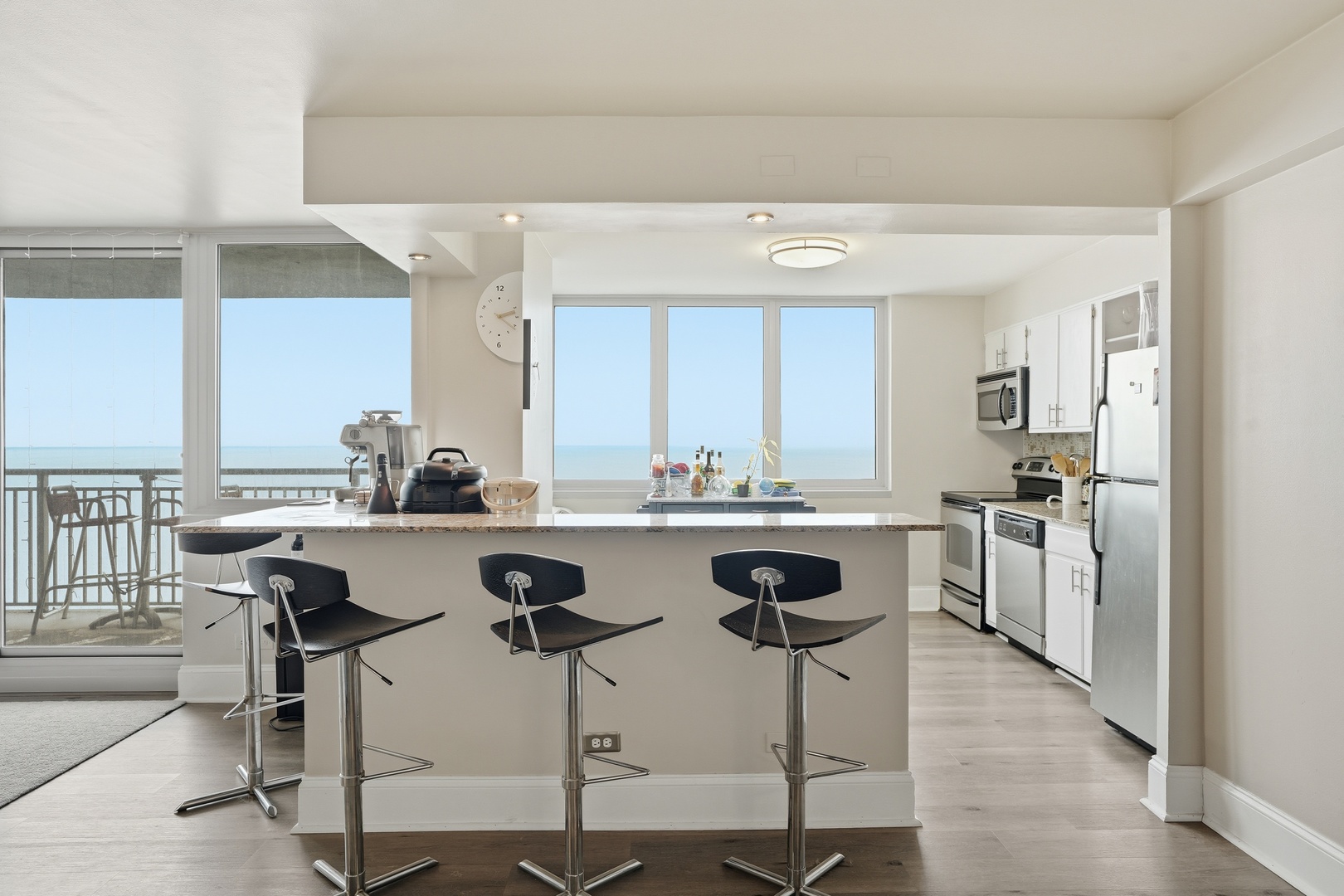 6147 North Sheridan Road, Unit 18B Chicago, IL 60660 - Photo 8 of 30 Gallery Image 8