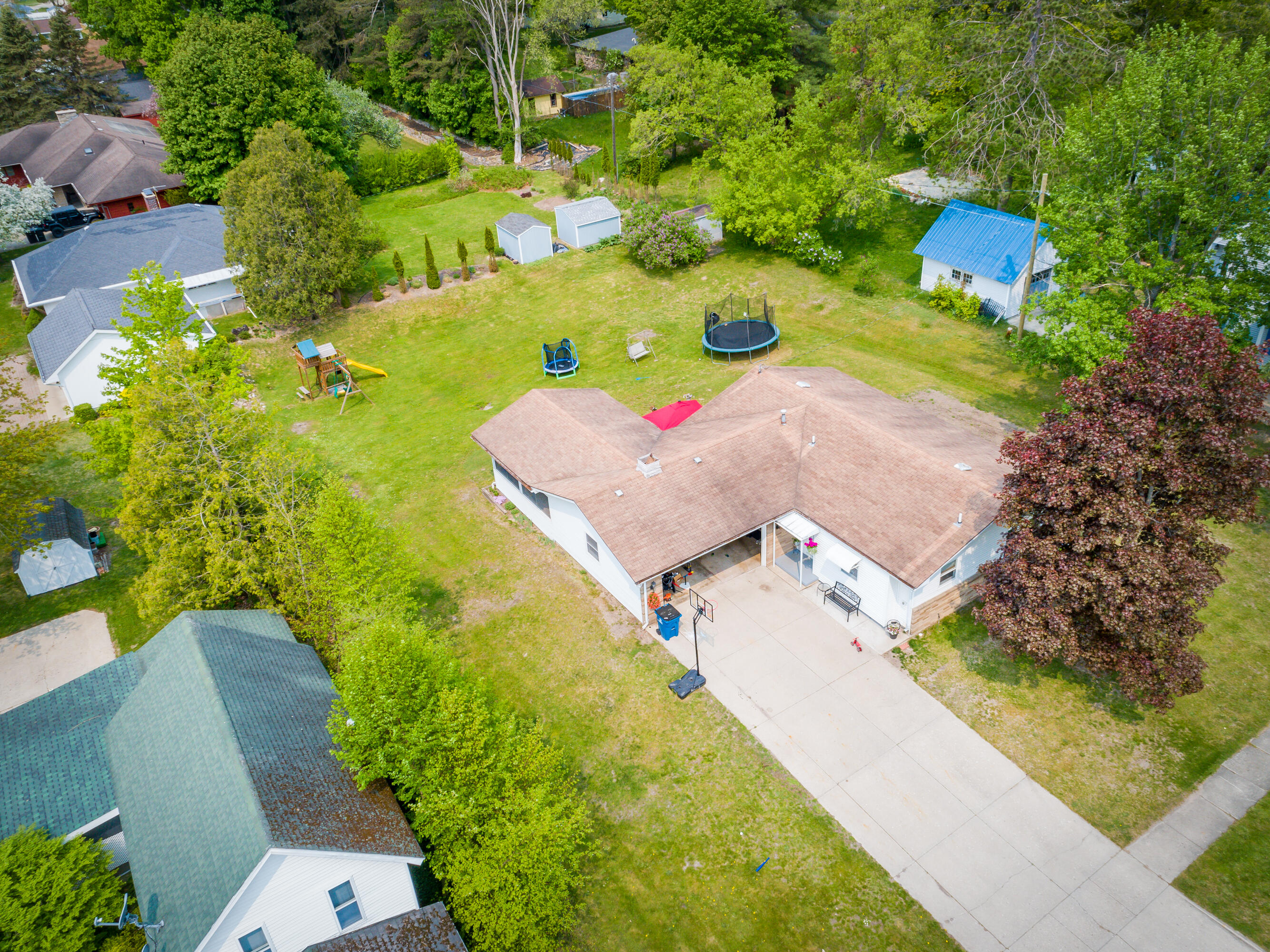 227 South Sears Street Reed City, MI 49677 - Photo 5 of 29 DJI_0046