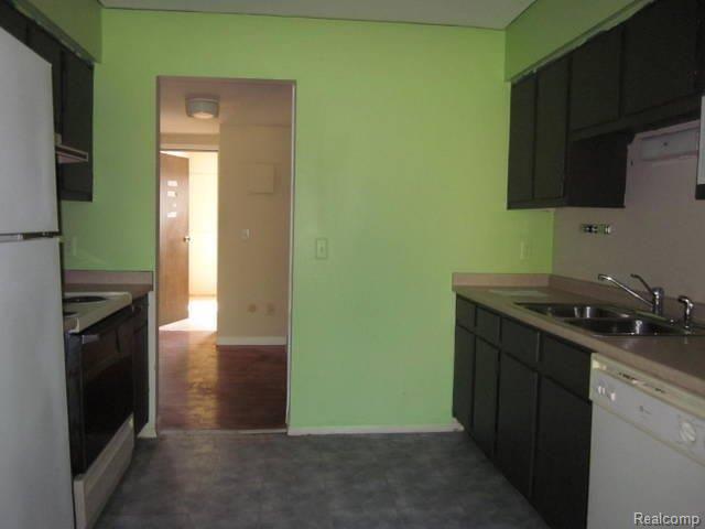 311 West Highland Road, Unit 64 Howell, MI 48843 - Photo 4 of 14 4 KITCHEN.JPG