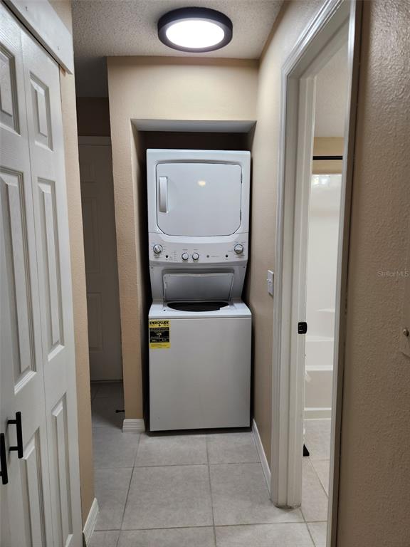 211 Thorntree Place Brandon, FL 33510 - Photo 15 of 16 a room with a washer and dryer