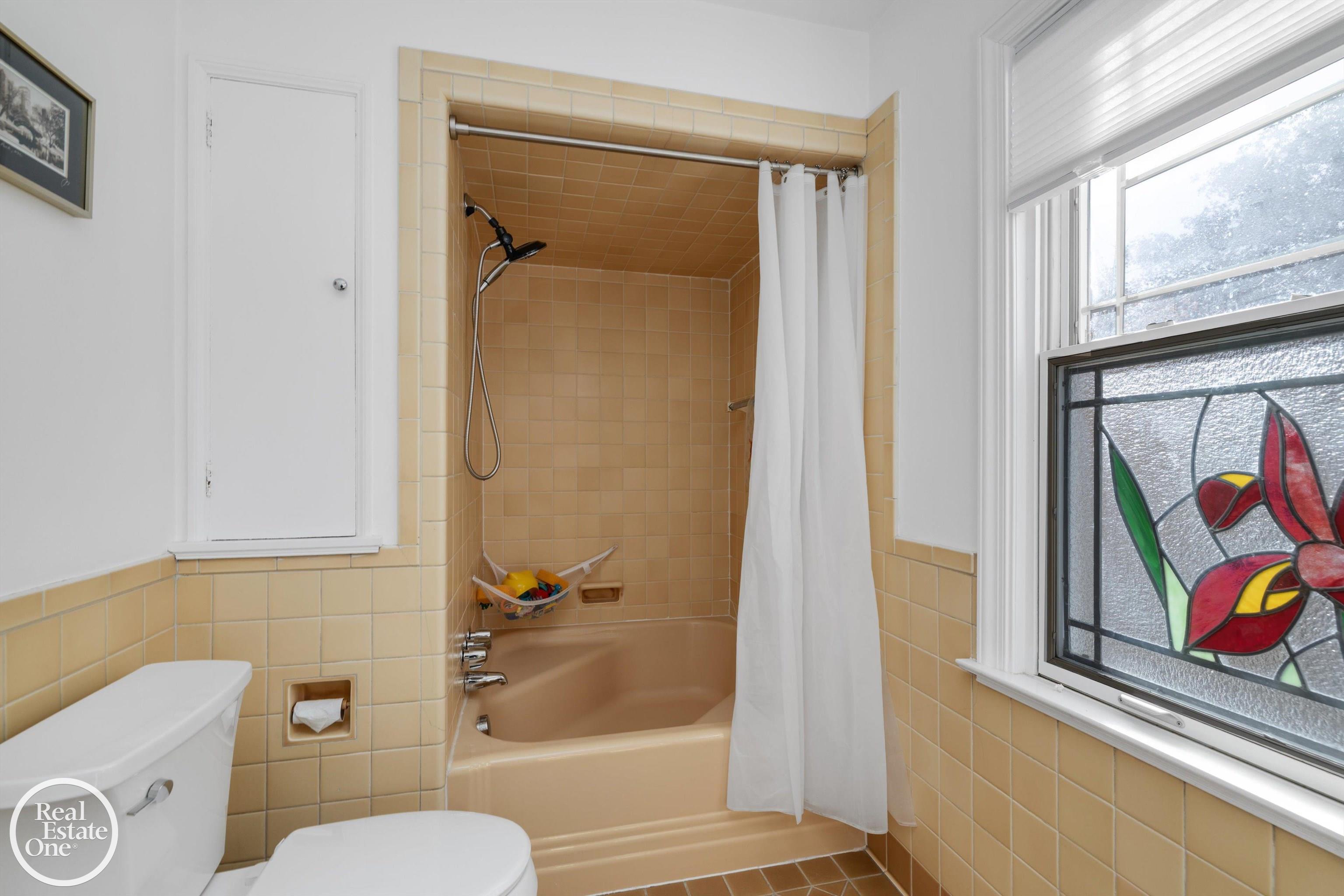 614 Pemberton Road Grosse Pointe, MI 48230 - Photo 36 of 56 Hall Bathroom
