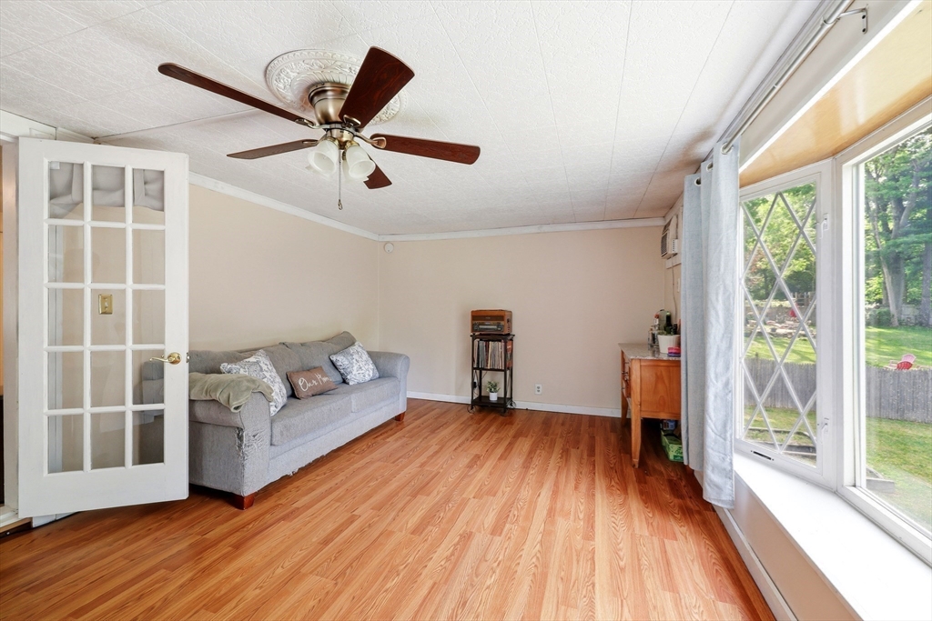 346 Newhouse Street Springfield, MA 01118 - Photo 10 of 27