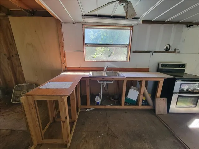 a view of a backyard