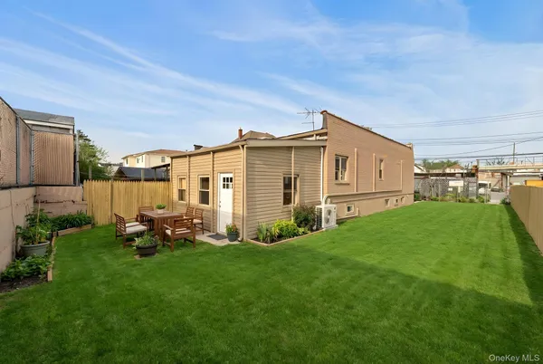 a view of a house with backyard