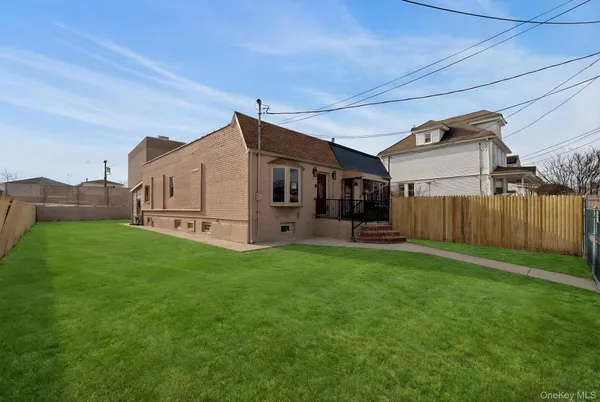 a view of a back yard
