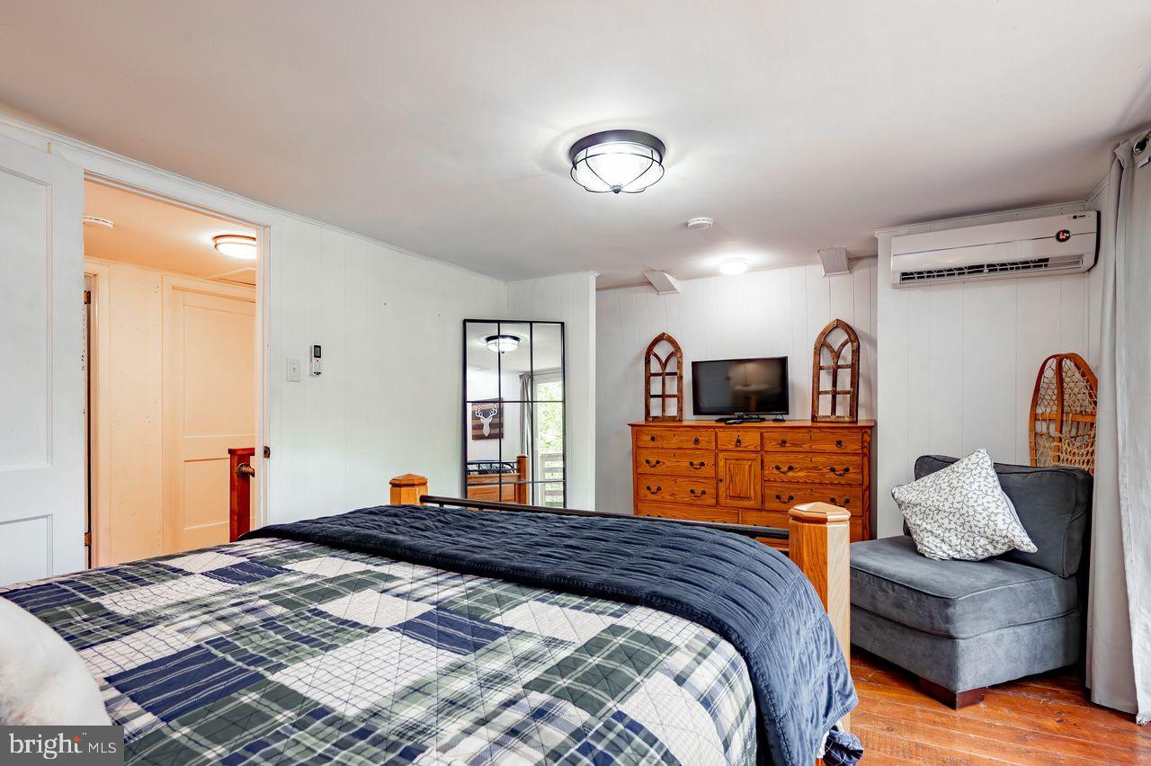 2678 Mayhew Inn Road Oakland, MD 21550 - Photo 26 of 33 Master bedroom