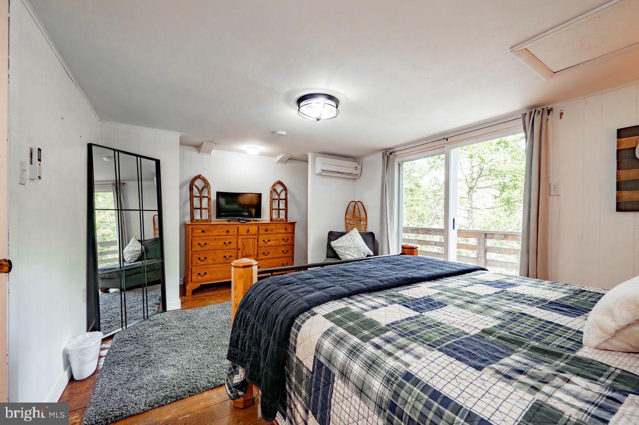 2678 Mayhew Inn Road Oakland, MD 21550 - Photo 27 of 33 Master bedroom