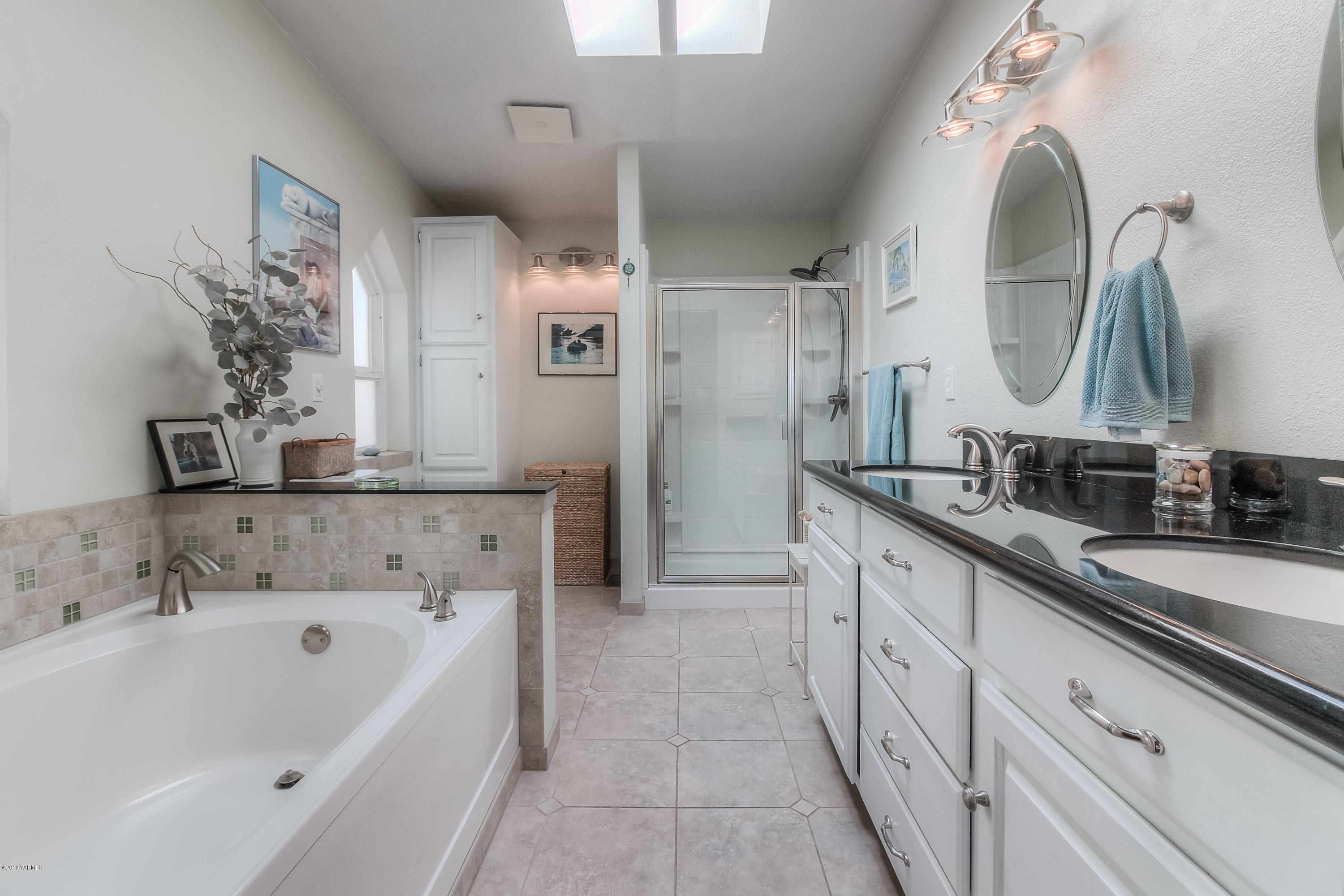 350 Schraeder Road Tieton, WA 98947 - Photo 18 of 39 a bathroom with a tub sink and mirror