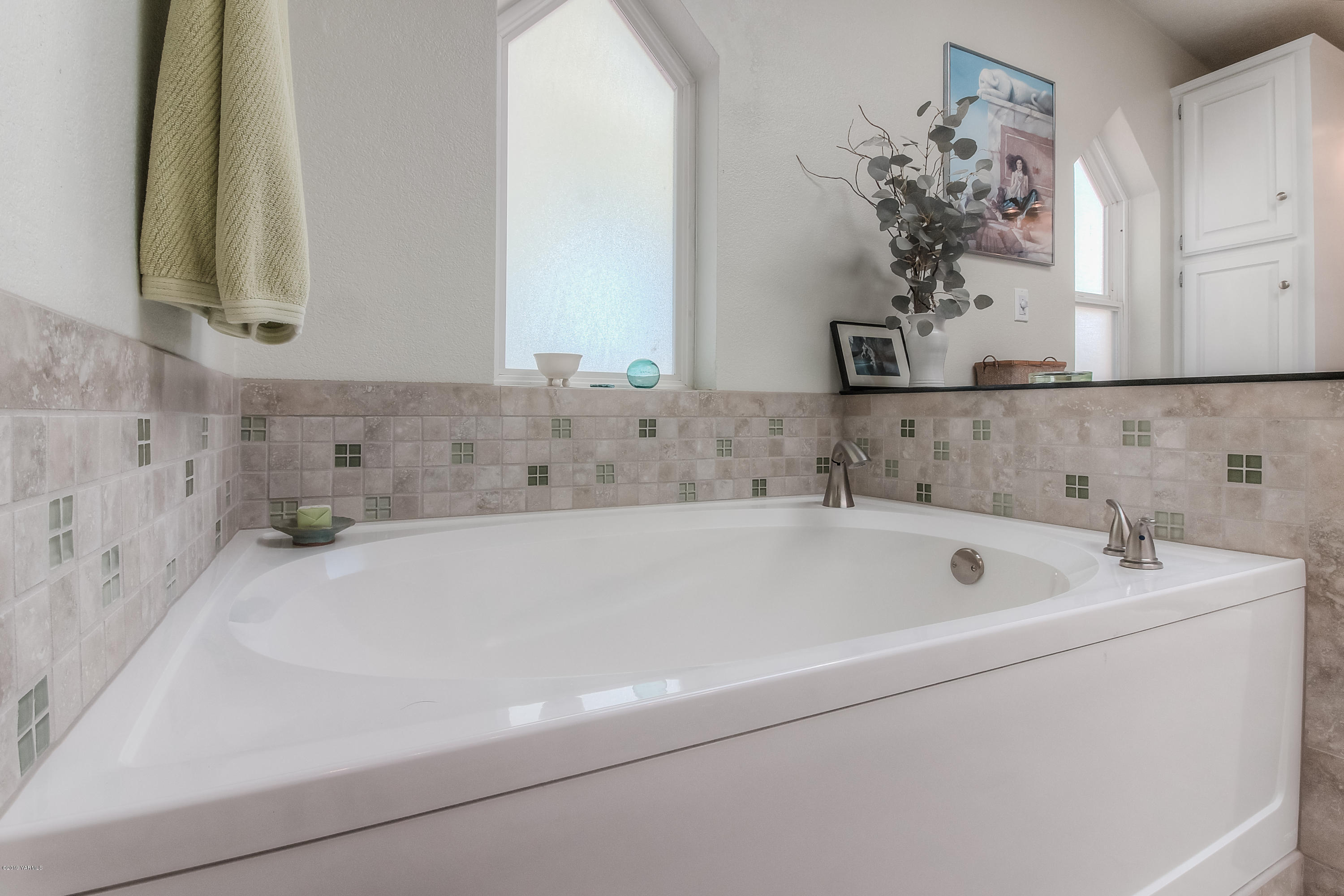 350 Schraeder Road Tieton, WA 98947 - Photo 20 of 39 a bathroom with a bathtub and mirror