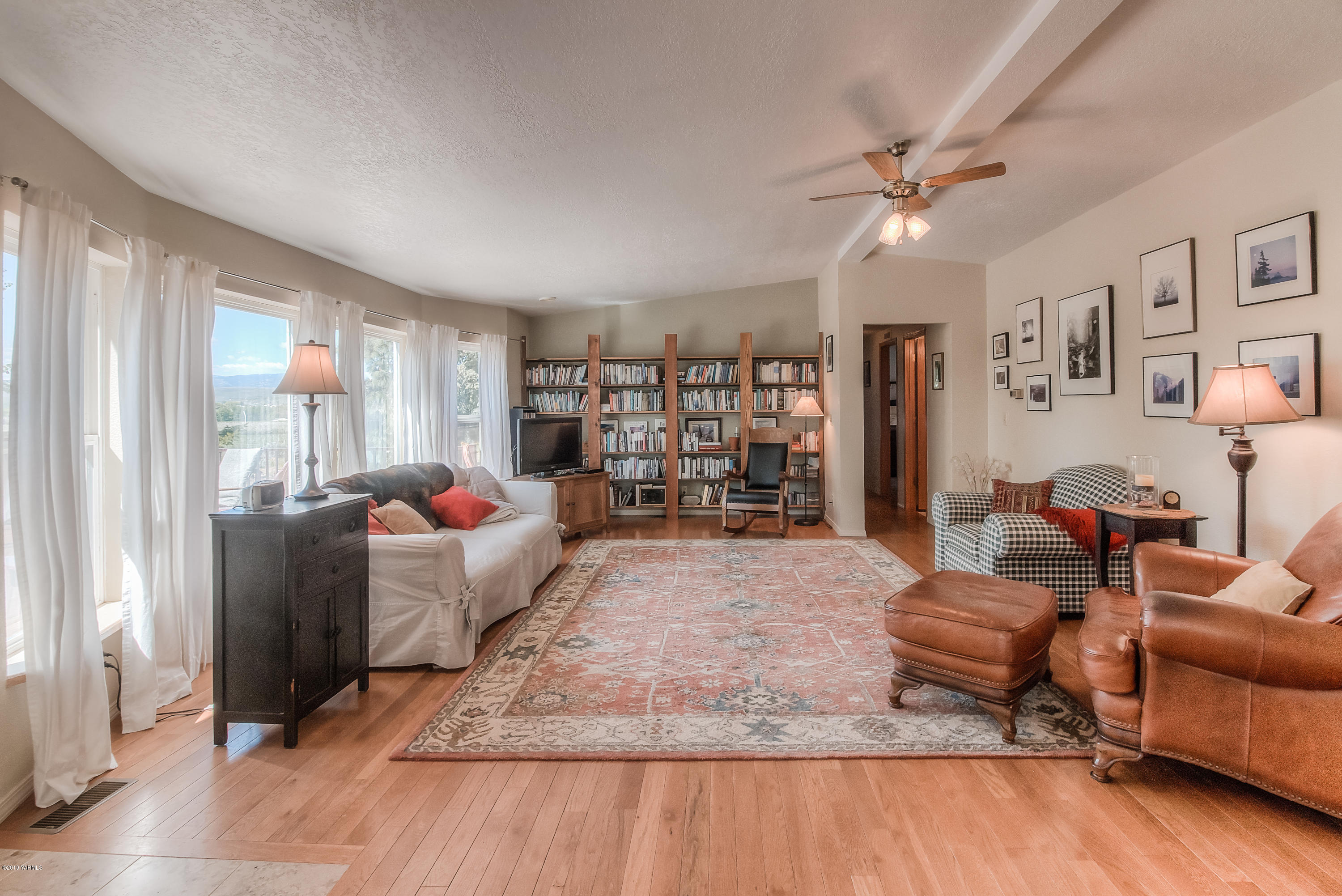 350 Schraeder Road Tieton, WA 98947 - Photo 5 of 39 a living room with furniture and a wooden floor