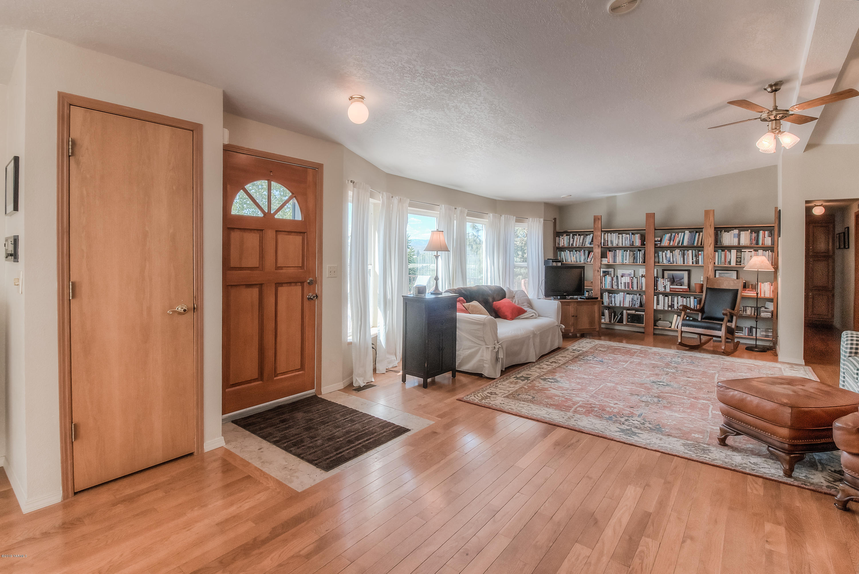 350 Schraeder Road Tieton, WA 98947 - Photo 7 of 39 a living room with furniture and a window