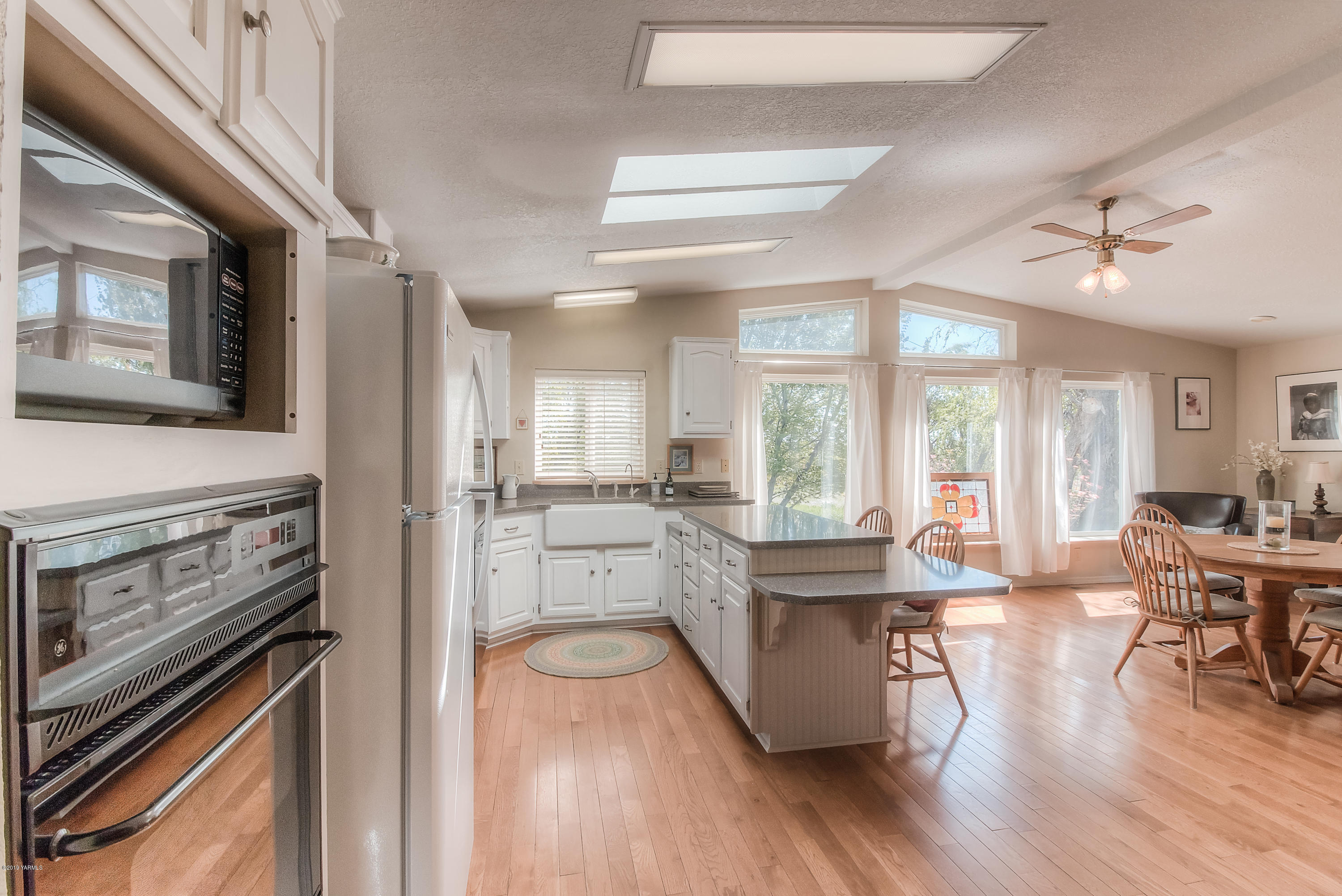 350 Schraeder Road Tieton, WA 98947 - Photo 8 of 39 a large kitchen with cabinets wooden floor and stainless steel appliances