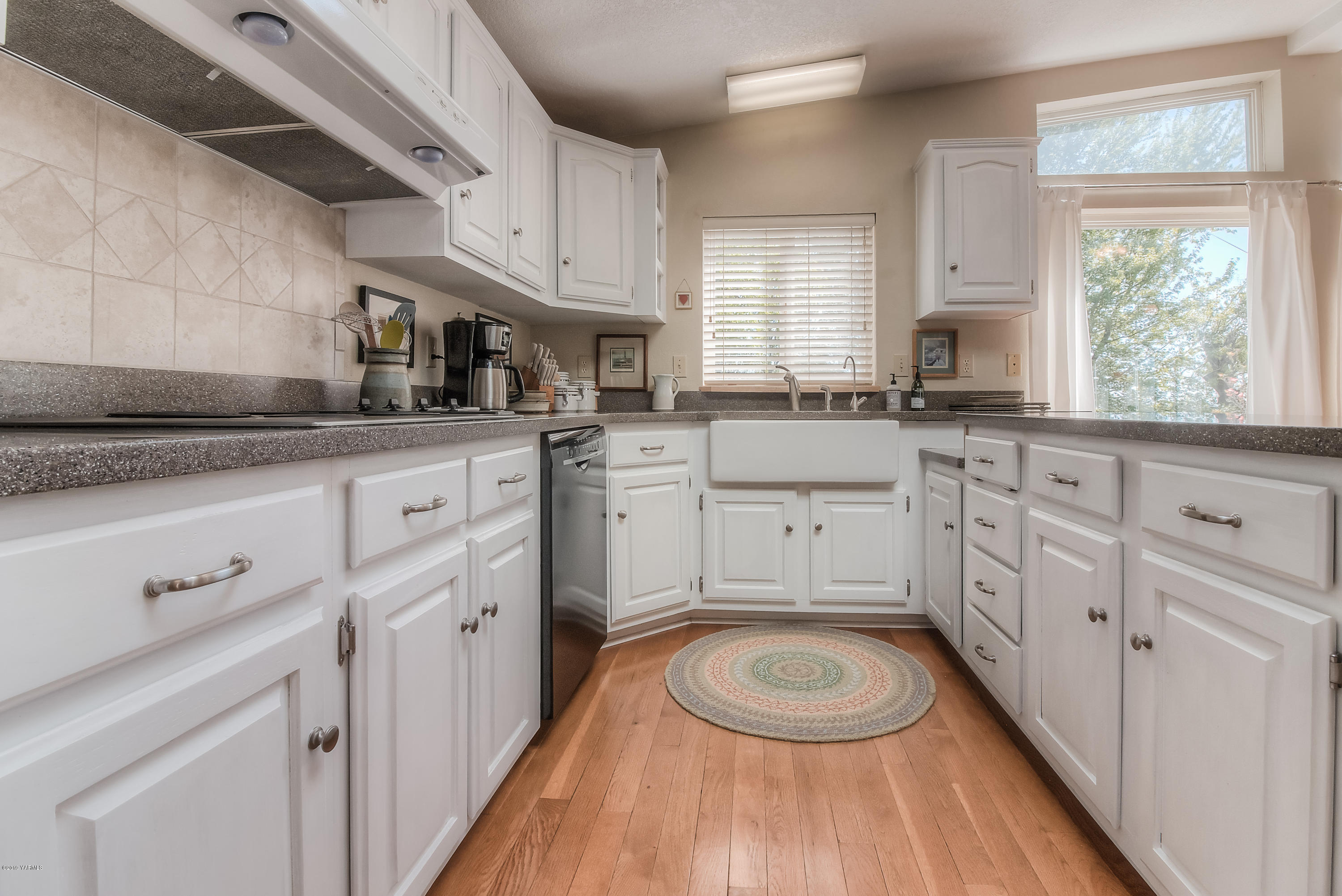 350 Schraeder Road Tieton, WA 98947 - Photo 10 of 39 a kitchen with cabinets a sink and appliances