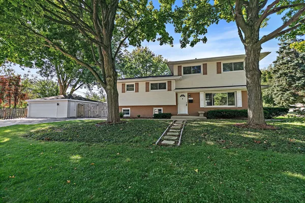 $585,000 | 555 Lowden Avenue, Glen Ellyn, IL 60137
