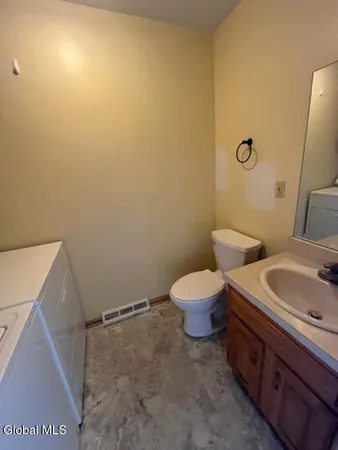 $2,850 | 26 Ponderosa Drive, Unit B, Halfmoon, NY 12065