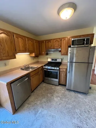 $2,850 | 26 Ponderosa Drive, Unit B, Halfmoon, NY 12065