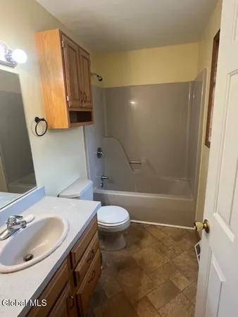 $2,850 | 26 Ponderosa Drive, Unit B, Halfmoon, NY 12065