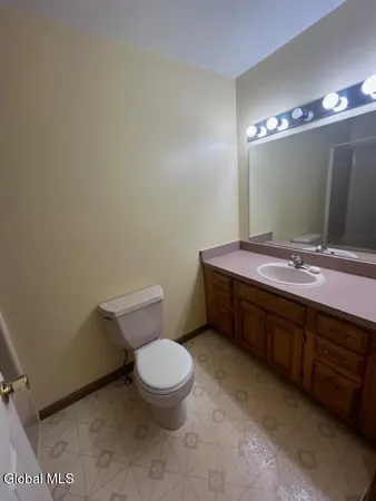 $2,850 | 26 Ponderosa Drive, Unit B, Halfmoon, NY 12065