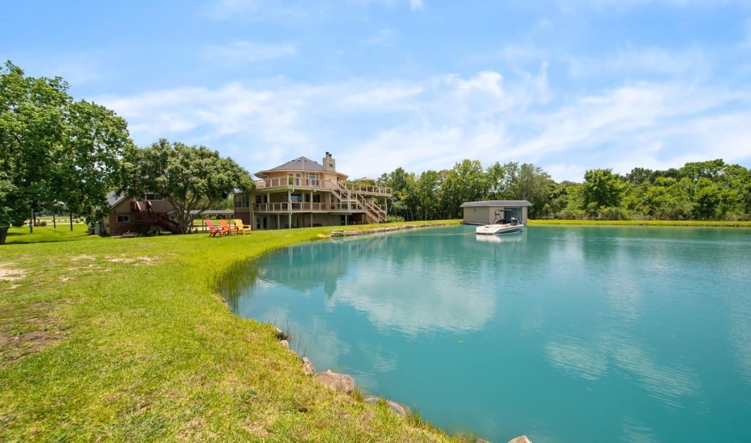 6714 Spray Lane, Unit C699A Rosharon, TX 77583 - Photo 4 of 48 FISHING just a walk away from your home. 5 foot deep lake is great for a SWIM. You can also check out an occasional Ski Tournament on the Lake from your Back lawn.