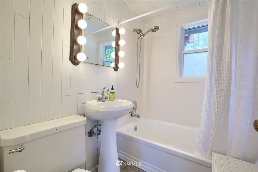 3016 Southeast 5th Street Renton, WA 98058 - Photo 7 of 9