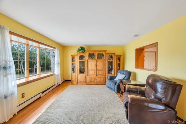 $675,000 | 287 6th Avenue, St. James, NY 11780