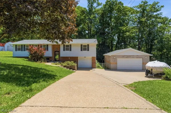 $300,000 | 2098 Meadowview Drive, Parkersburg, WV 26104