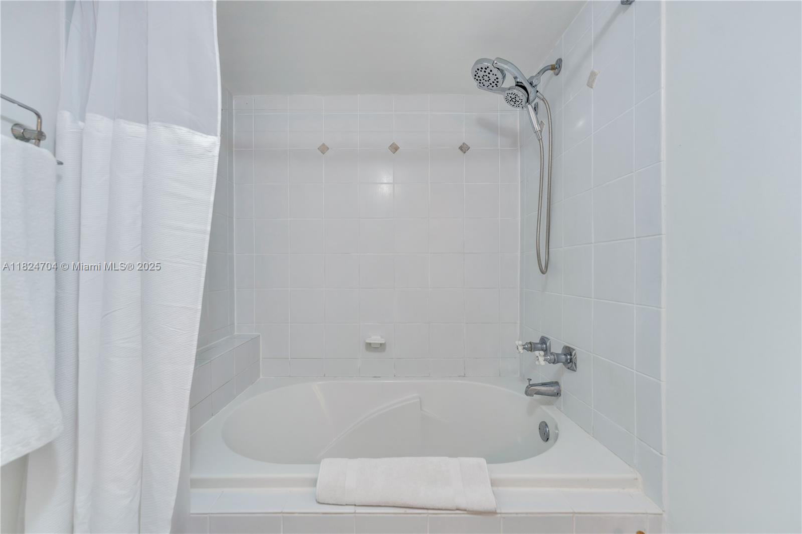 2951 South Bayshore Drive, Unit 717 Miami, FL 33133 - Photo 19 of 31 a bathroom with a bathtub