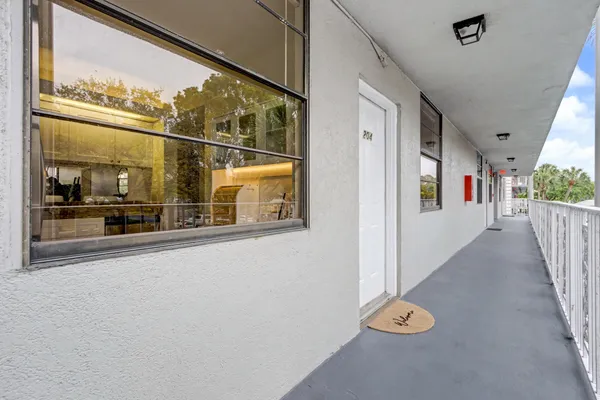 $2,500 | 1518 Whitehall Drive, Unit 204, Davie, FL 33324