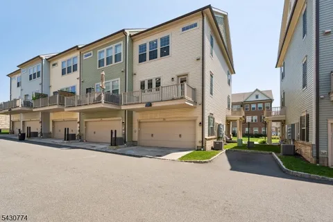 $930,000 | 10 Cortland Court, Livingston, NJ 07039