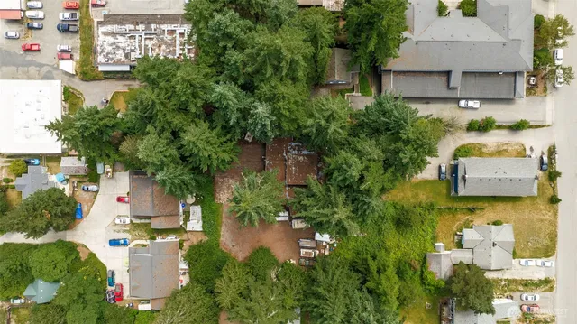 an aerial view of a house with outdoor space and lake view