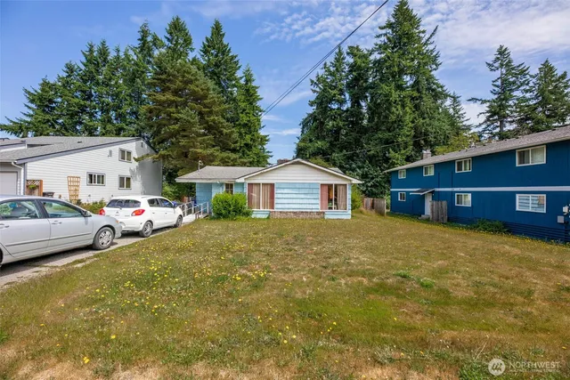 a view of a house with backyard and garden