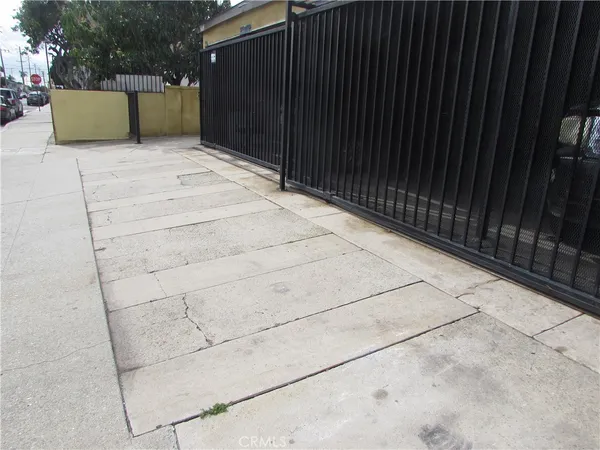 $865,000 | 5115 Loma Vista Avenue, Maywood, CA 90270