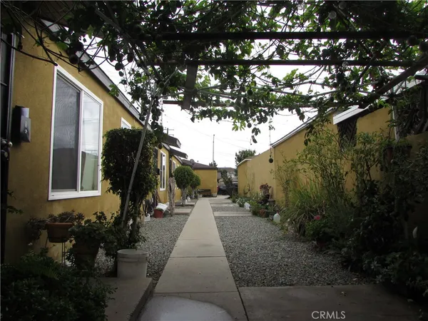 $865,000 | 5115 Loma Vista Avenue, Maywood, CA 90270