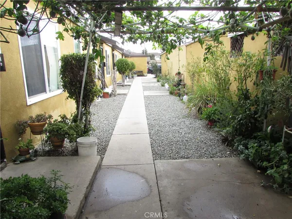 $865,000 | 5115 Loma Vista Avenue, Maywood, CA 90270