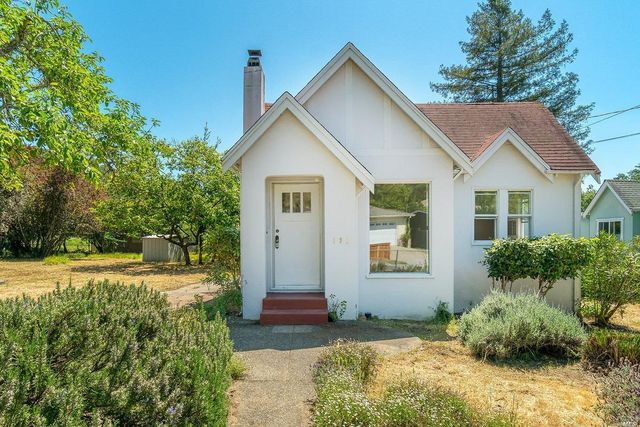 a view of a house with backyard and garden
