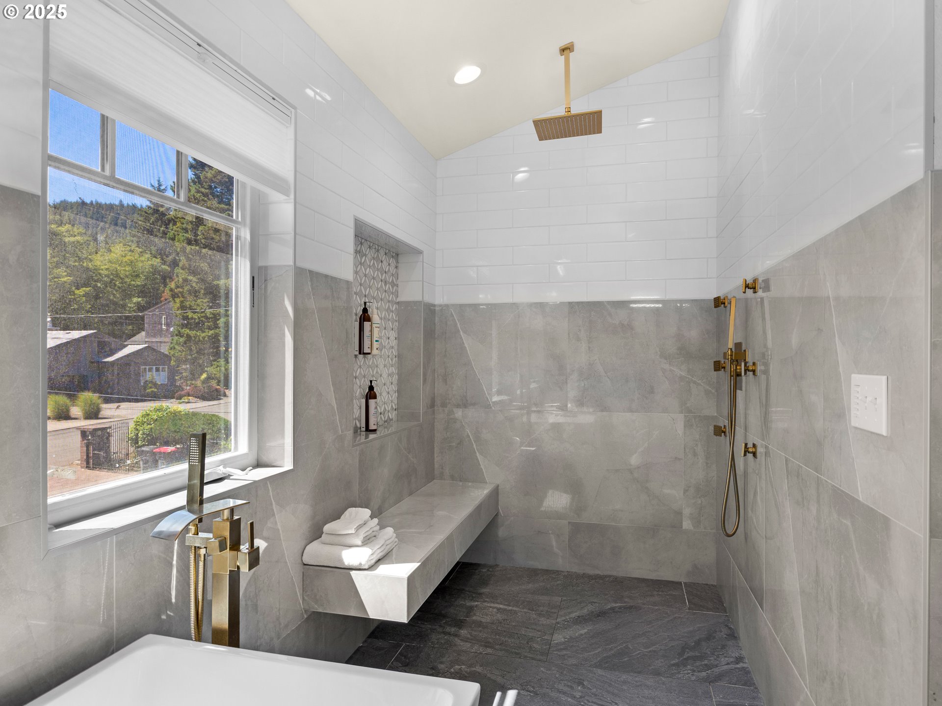 3232 Sunset Boulevard Seaside, OR 97138 - Photo 32 of 48 Bathroom