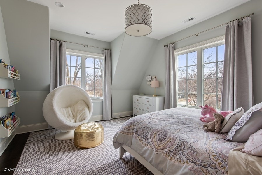 488 Park Avenue Glencoe, IL 60022 - Photo 21 of 32 a spacious bedroom with a bed and window