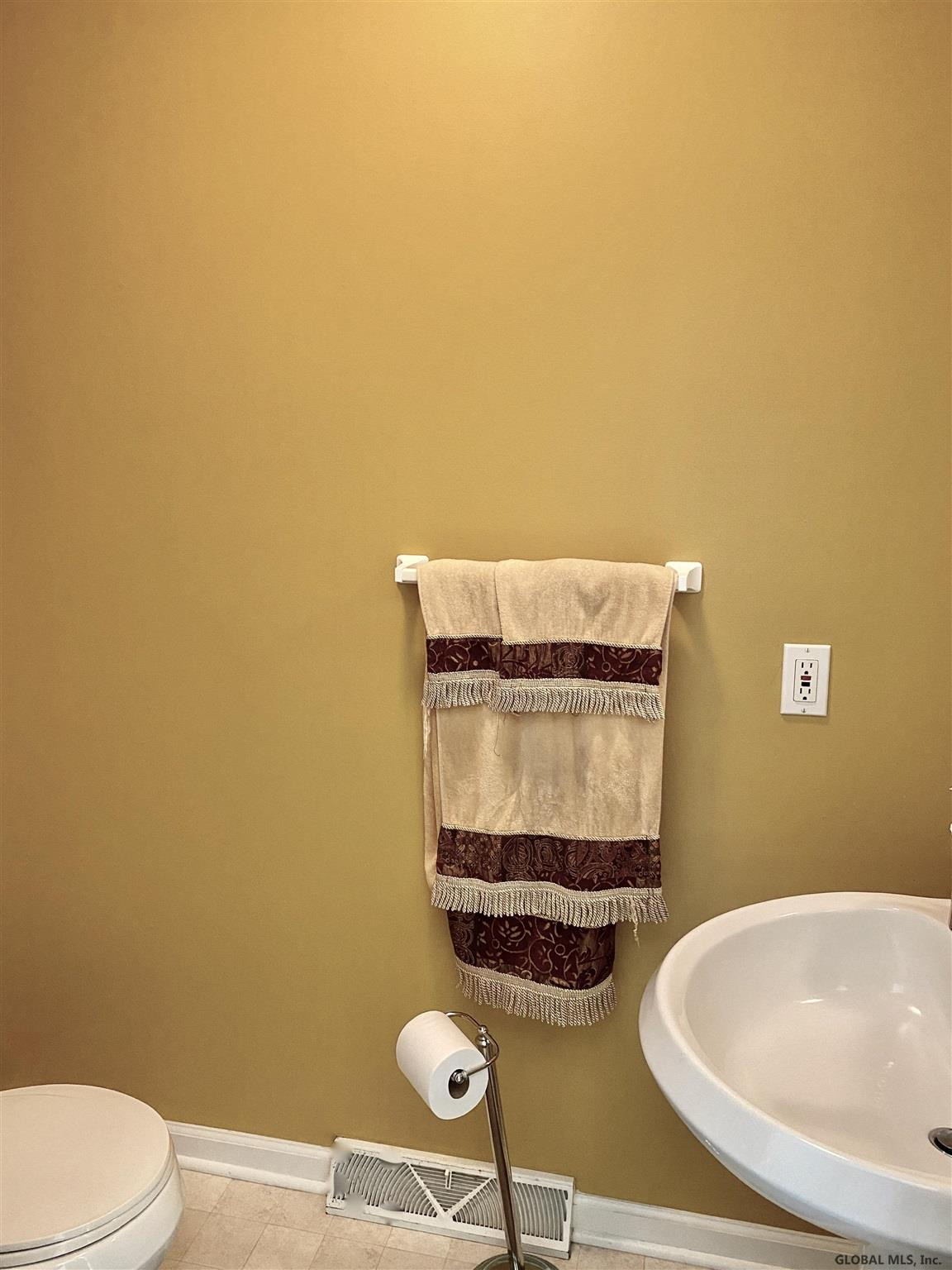 136 Harvard Road Colonie, NY 12189 - Photo 7 of 25 Photo 7